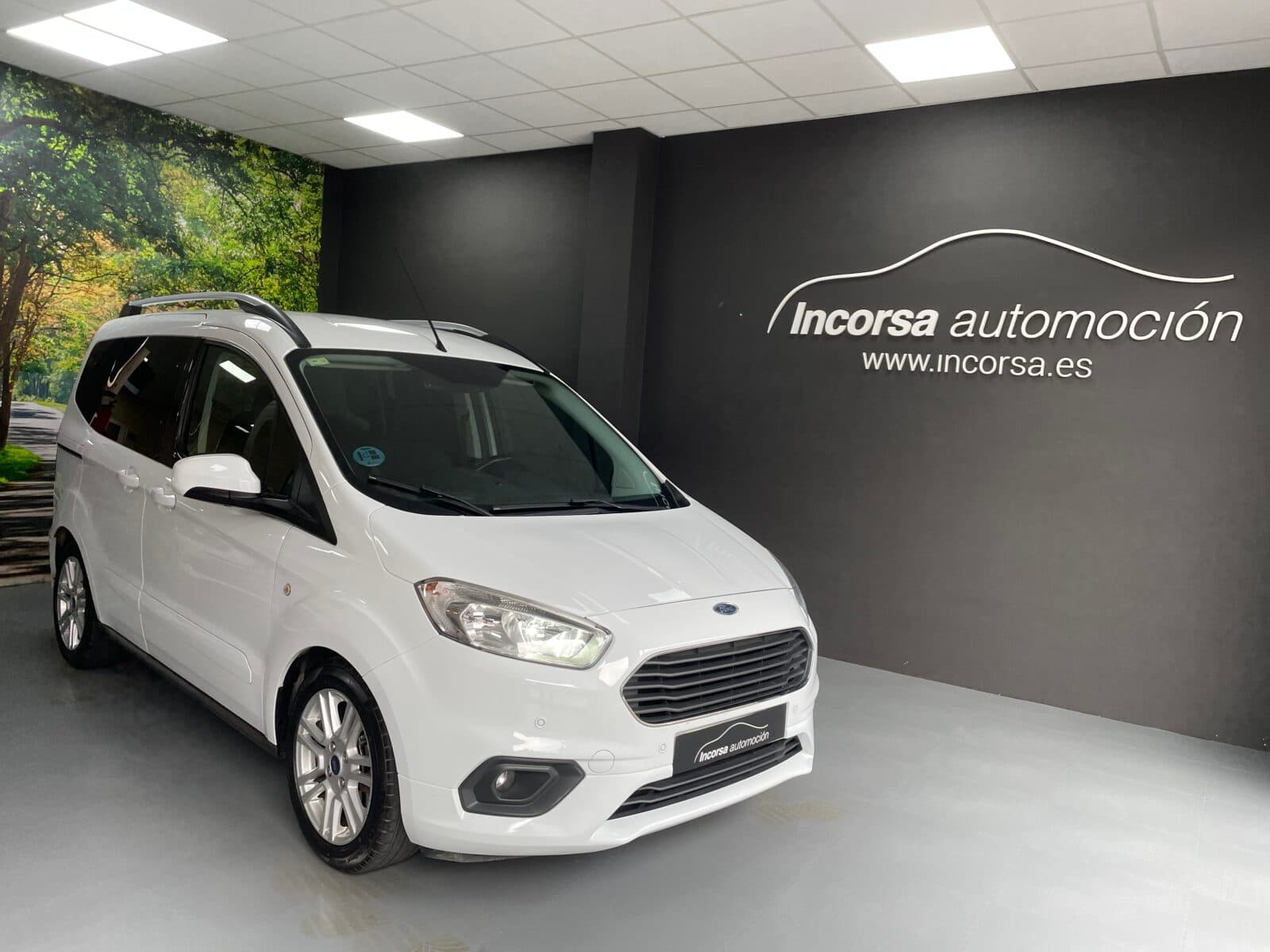 FORD Tourneo Courier 1.5 TDCi Titanium — foto principal