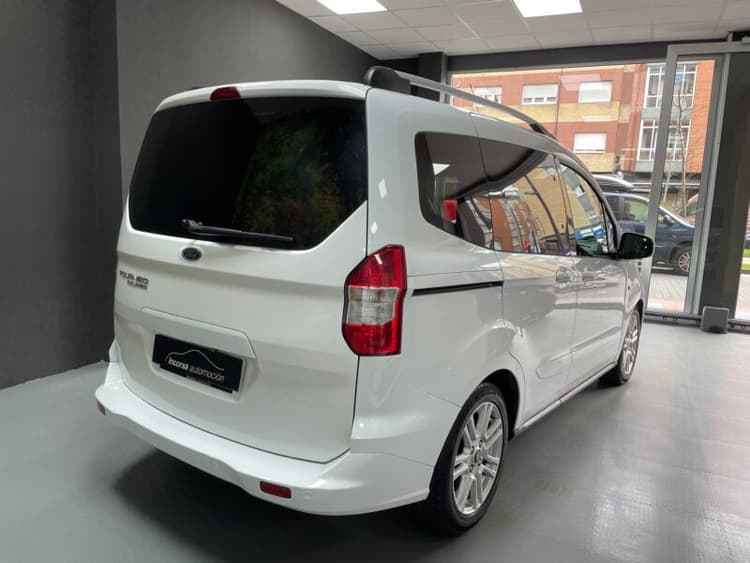 Miniatura 3 de 5 del coche: FORD Tourneo Courier 1.5 TDCi Titanium