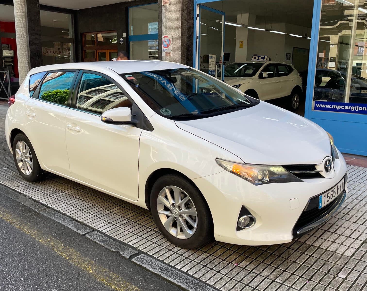 Toyota Auris 1.4 D4D 5p 90cv — foto principal