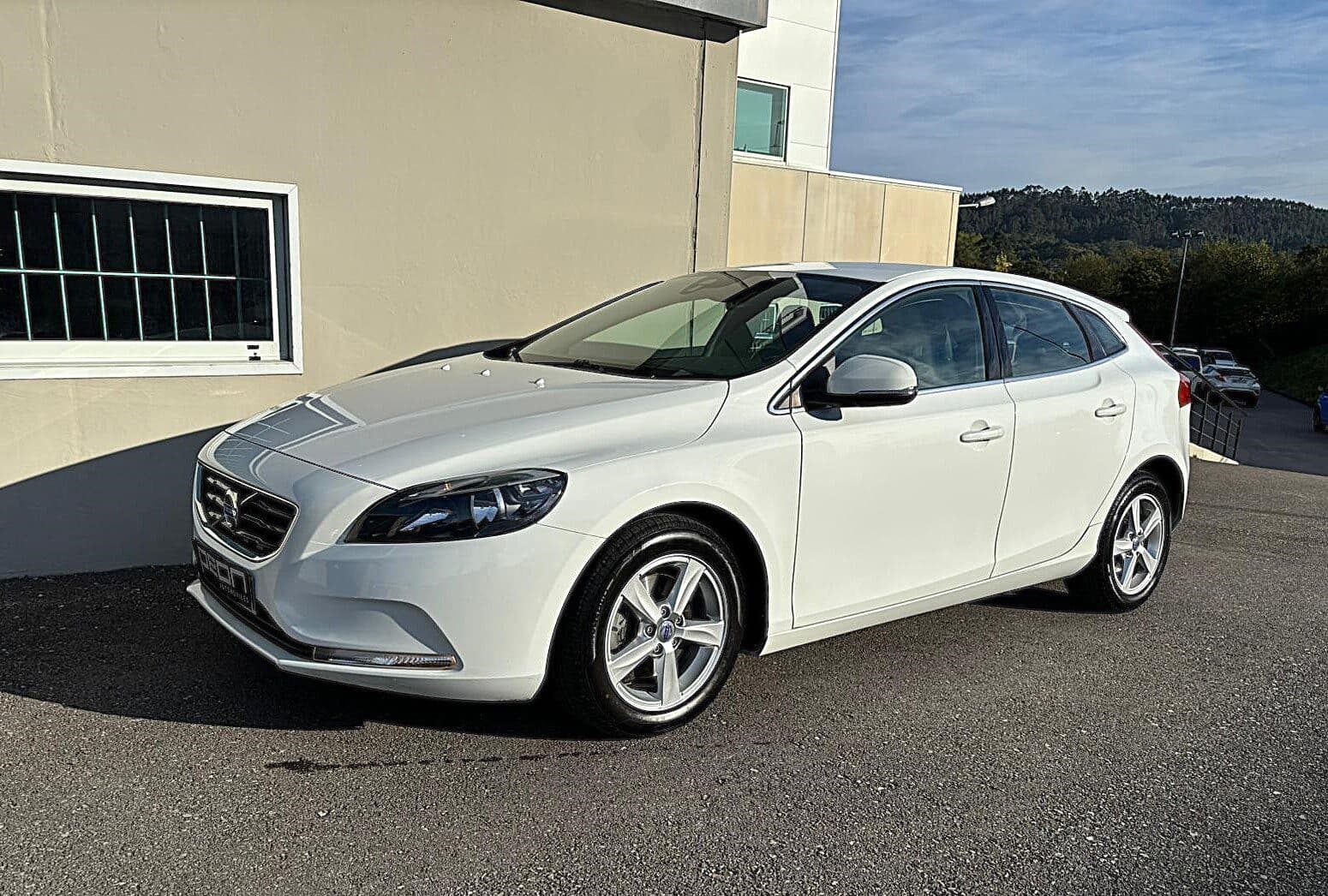 Volvo V40 D2 Momentum — foto principal