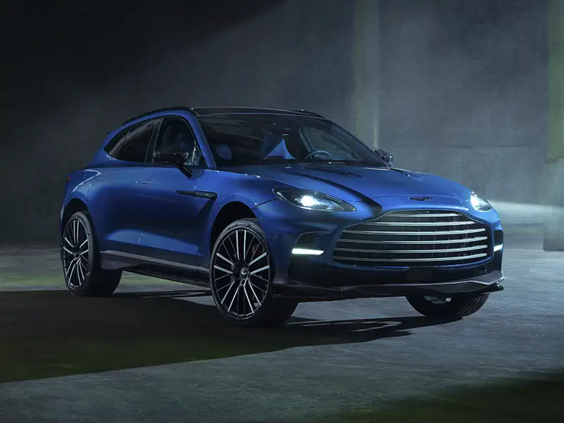 Aston Martin DBX707 vista frontal en azul Zaffre