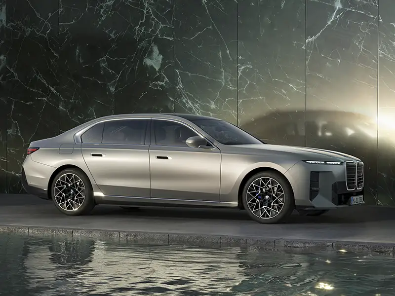 BMW Serie 7 gris plata vista lateral con fondo de mármol