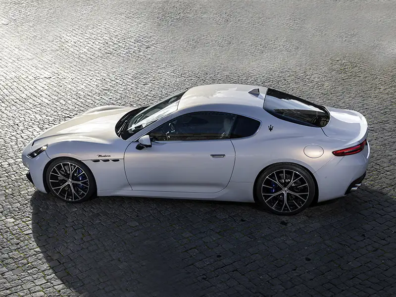 Maserati GranTurismo Modena vista lateral en Bianco Astro